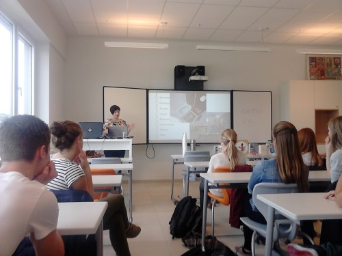 Oud-leerlinge Agnetencollege geeft les over Japan