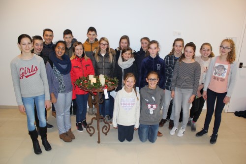 Leerlingen maken adventskrans