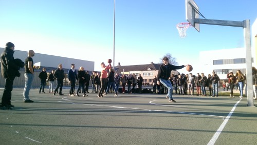 Rune en meneer Scheelen winnen basket shoot-out