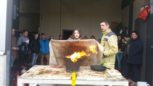 Leerlingen Agnetencollege bezoeken brandweerkazerne