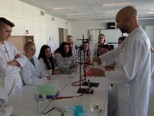 Vierdejaars ‘haarzorg’ stoken zelf alcohol