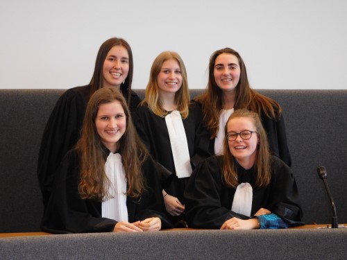 Naar de rechtbank van Hasselt met 5 economie en Latijn