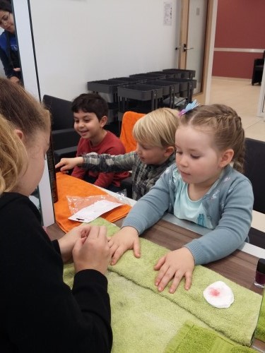 Kleuters bezoeken kapsalon