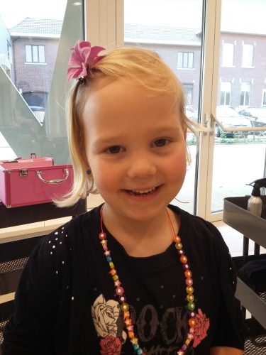 Kleuters bezoeken het kapsalon