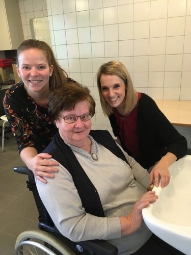 Leerlingen van klas 6.1 verwennen de bewoners van een woonzorgcentrum