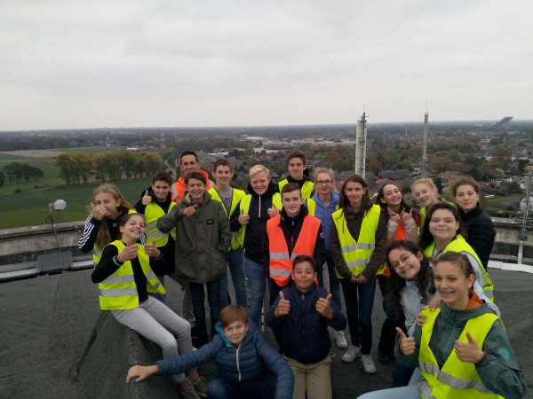 Leerlingen van 2MW bezoeken watertoren van Peer.