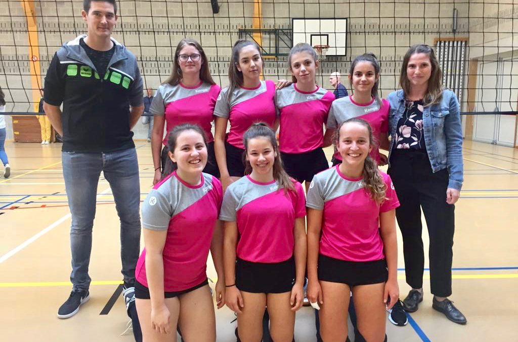 De volleybalmeisjes cadetten van het Agnetencollege