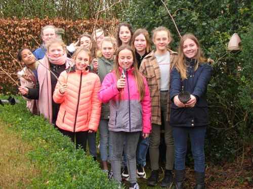 Leerlingen Groen-Atelier vermeerderen kiwiplanten